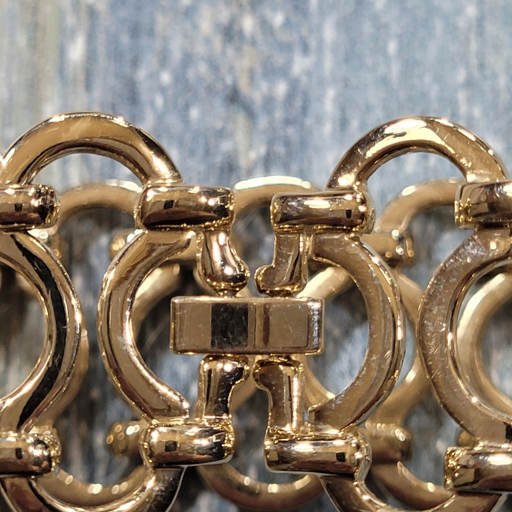 Elegant Gold Bracelet for Women - Picture 8 of 9